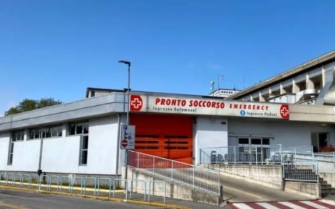 44enne di Camponogara abbandonata davanti al pronto soccorso di Desenzano del Garda con tre colpi di pistola in pancia