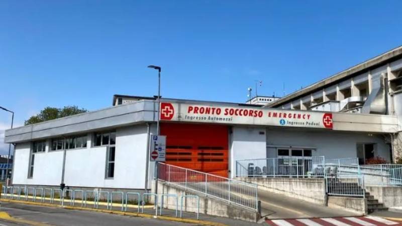 44enne di Camponogara abbandonata davanti al pronto soccorso di Desenzano del Garda con tre colpi di pistola in pancia