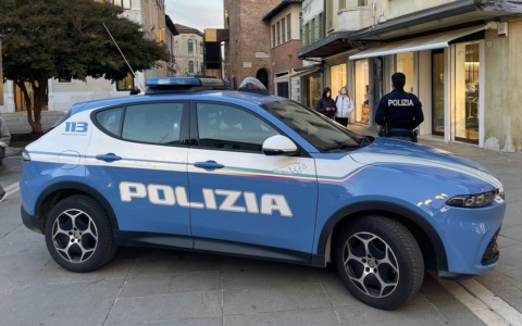 In ansia per minacce e molestie del compagno, avverte la polizia con l’app “YouPol” e lo fa arrestare