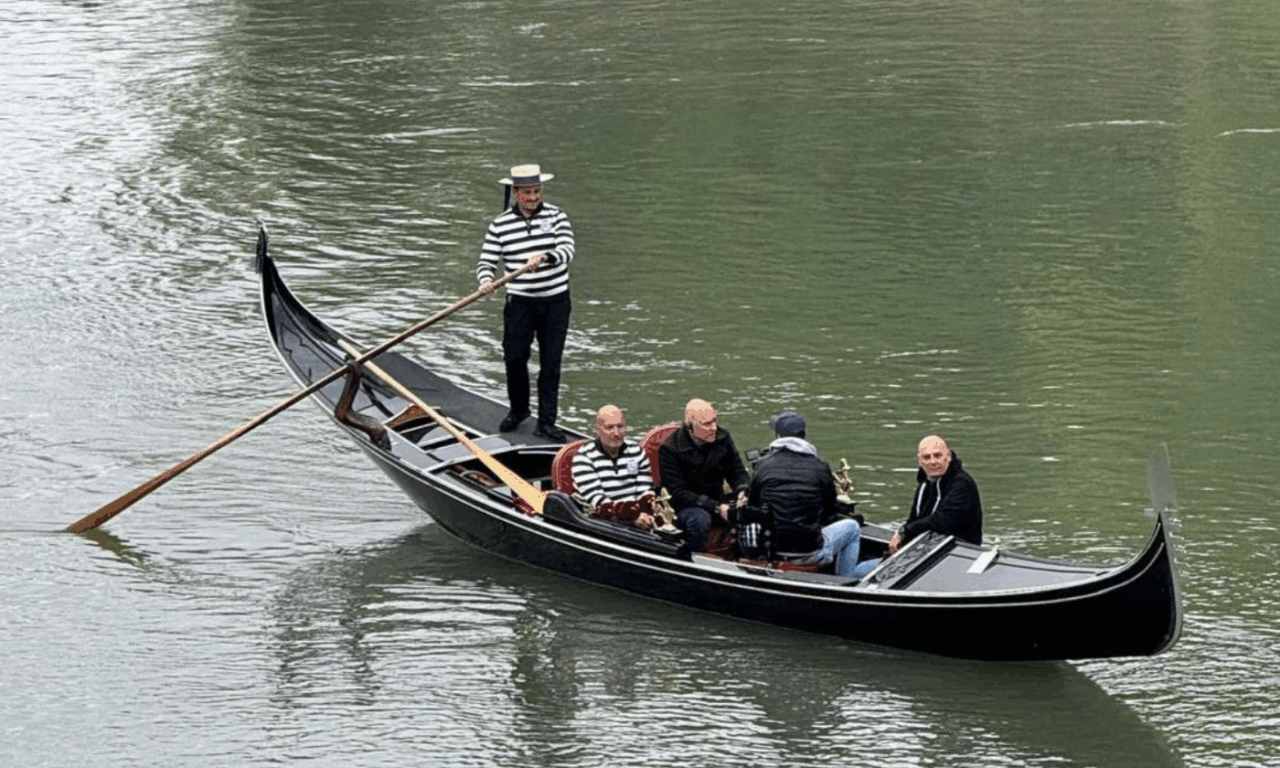 Le gondole di Venezia navigano sul Tevere: per la prima volta Roma e la Laguna unite dal Giubileo