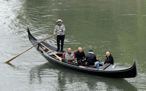Le gondole di Venezia navigano sul Tevere: per la prima volta Roma e la Laguna unite dal Giubileo