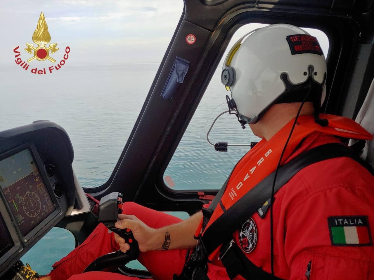 Malore a bordo di un peschereccio: soccorso con l’elicottero dei Vigili del Fuoco al largo di Chioggia