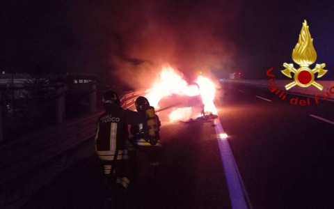 Auto in fiamme sulla A4 nella notte, nessun ferito