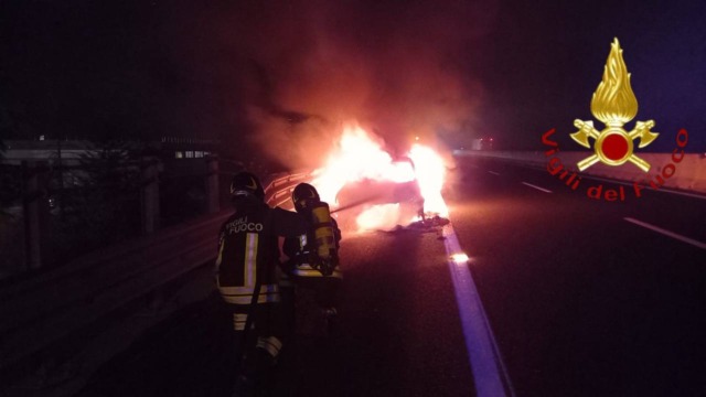 Auto in fiamme sulla A4 nella notte, nessun ferito