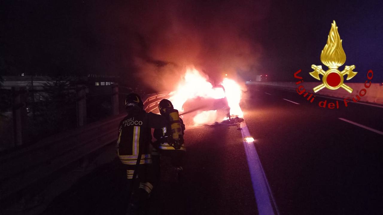 Auto in fiamme sulla A4 nella notte, nessun ferito