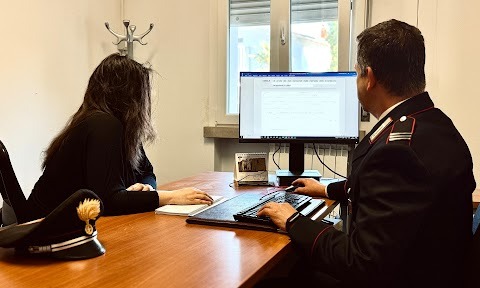 Va in caserma a denunciare le violenze del marito, lui si presenta poco dopo e prende a calci la porta della sala d’attesa