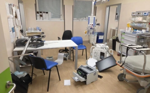 Caos al pronto soccorso di Dolo: 35enne scaraventa a terra armadi e scrivanie, fermato con lo spray anti-aggressione