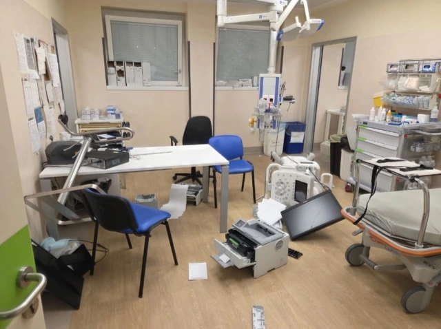 Caos al pronto soccorso di Dolo: 35enne scaraventa a terra armadi e scrivanie, fermato con lo spray anti-aggressione