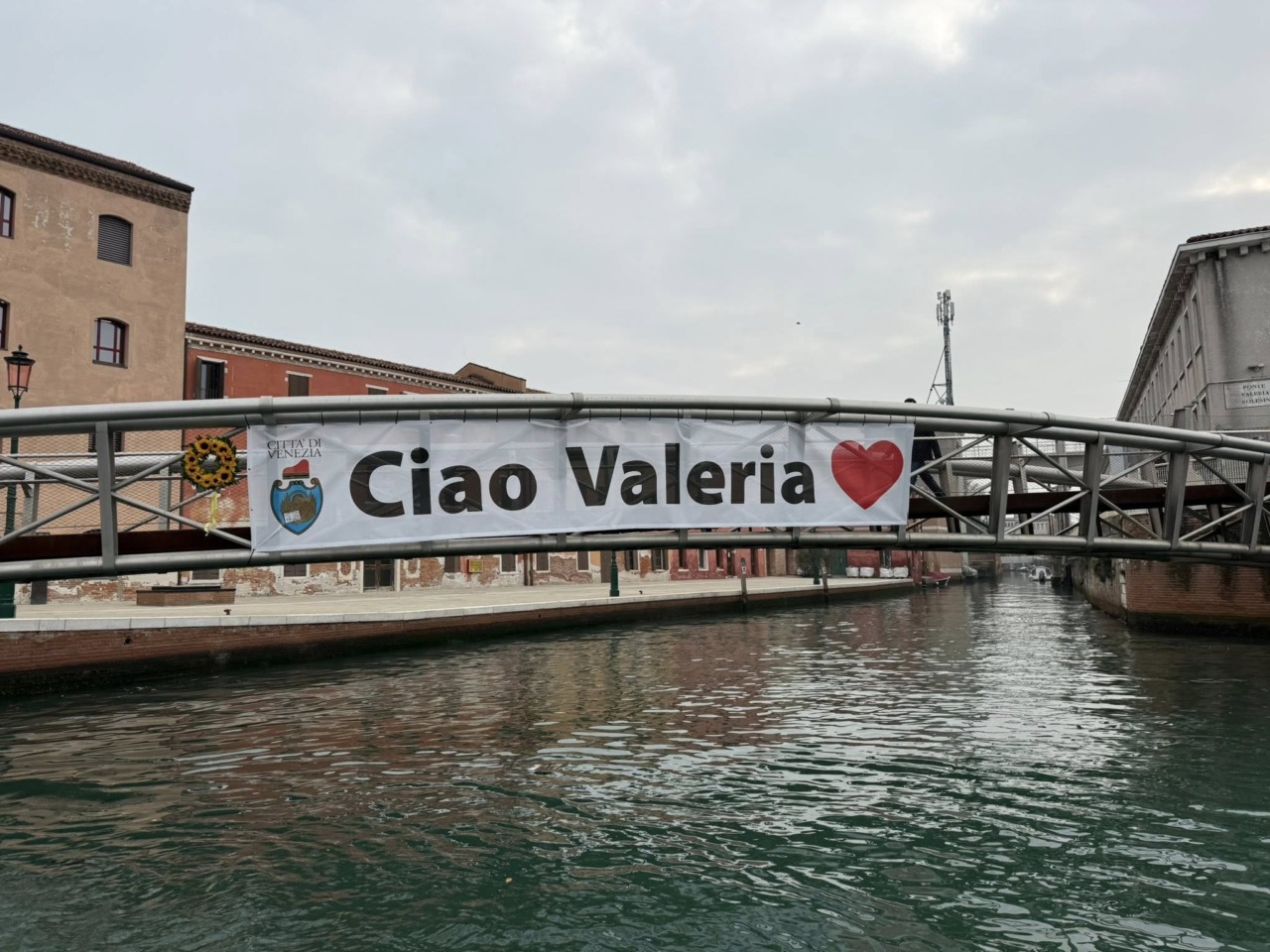 Il ricordo di Venezia per Valeria Solesin, scomparsa dieci anni fa nell’attentato del Bataclan a Parigi