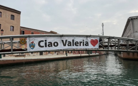 Il ricordo di Venezia per Valeria Solesin, scomparsa dieci anni fa nell’attentato del Bataclan a Parigi