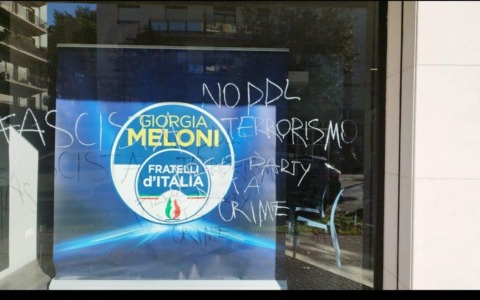 Sede di Fratelli d’Italia di Mestre: vetrina imbrattata con insulti durante l’apertura dei seggi elettorali