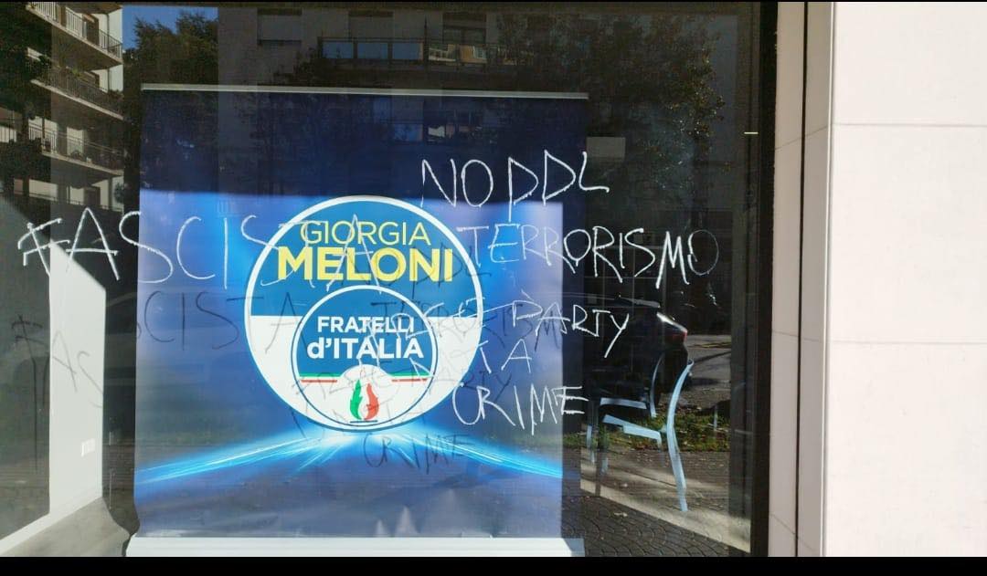 Sede di Fratelli d’Italia di Mestre: vetrina imbrattata con insulti durante l’apertura dei seggi elettorali