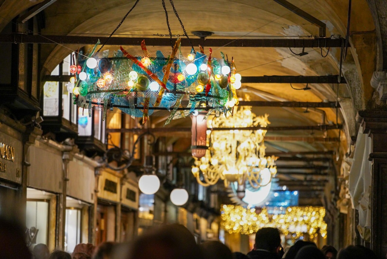 Il Natale illumina Venezia: dodici lampadari di Murano brilleranno in Piazza San Marco fino a marzo