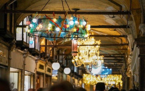 Il Natale illumina Venezia: dodici lampadari di Murano brilleranno in Piazza San Marco fino a marzo