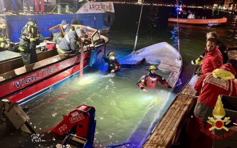 Barca per trasporto merci affonda nel Canale delle Giudecca