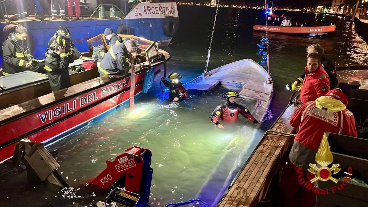 Barca per trasporto merci affonda nel Canale delle Giudecca
