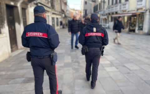 Giocattoli, articoli natalizi e per la casa irregolari: sequestrati 9.315 prodotti in un negozio di Venezia