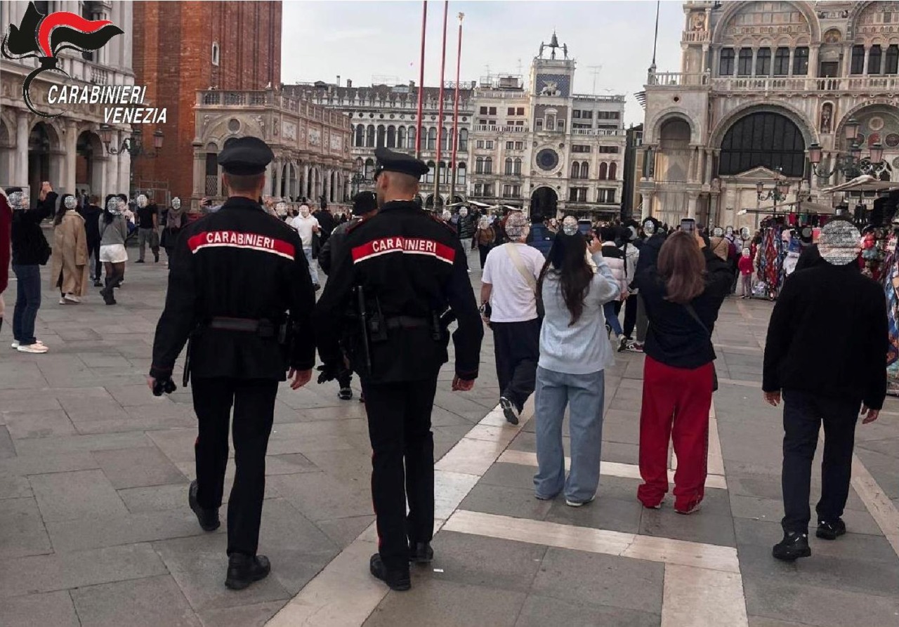 50mila euro di furti fatti dalla banda di borseggiatrici in centro a Venezia: scattano 23 misure cautelari