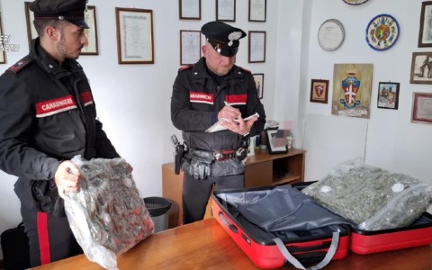 In giro di notte con un trolley sospetto, trovati dentro due sacchi sottovuoto con 5 kg di marijuana
