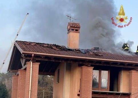 Canna fumaria manda in fiamme il tetto di una villetta a Campolongo Maggiore