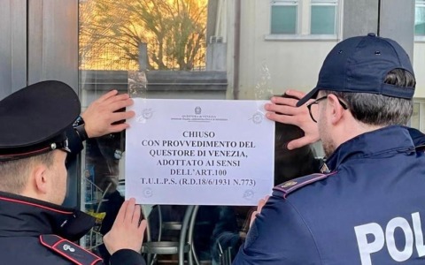 Ritrovo di pregiudicati nel bar del lido di Venezia: sospeso per dieci giorni