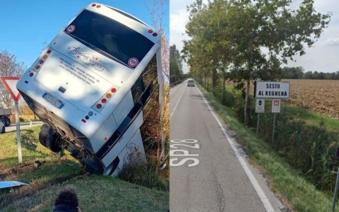 Bus con studenti da Portogruaro si scontra con un’auto e finisce in un fosso: grave la conducente, feriti studenti e autista