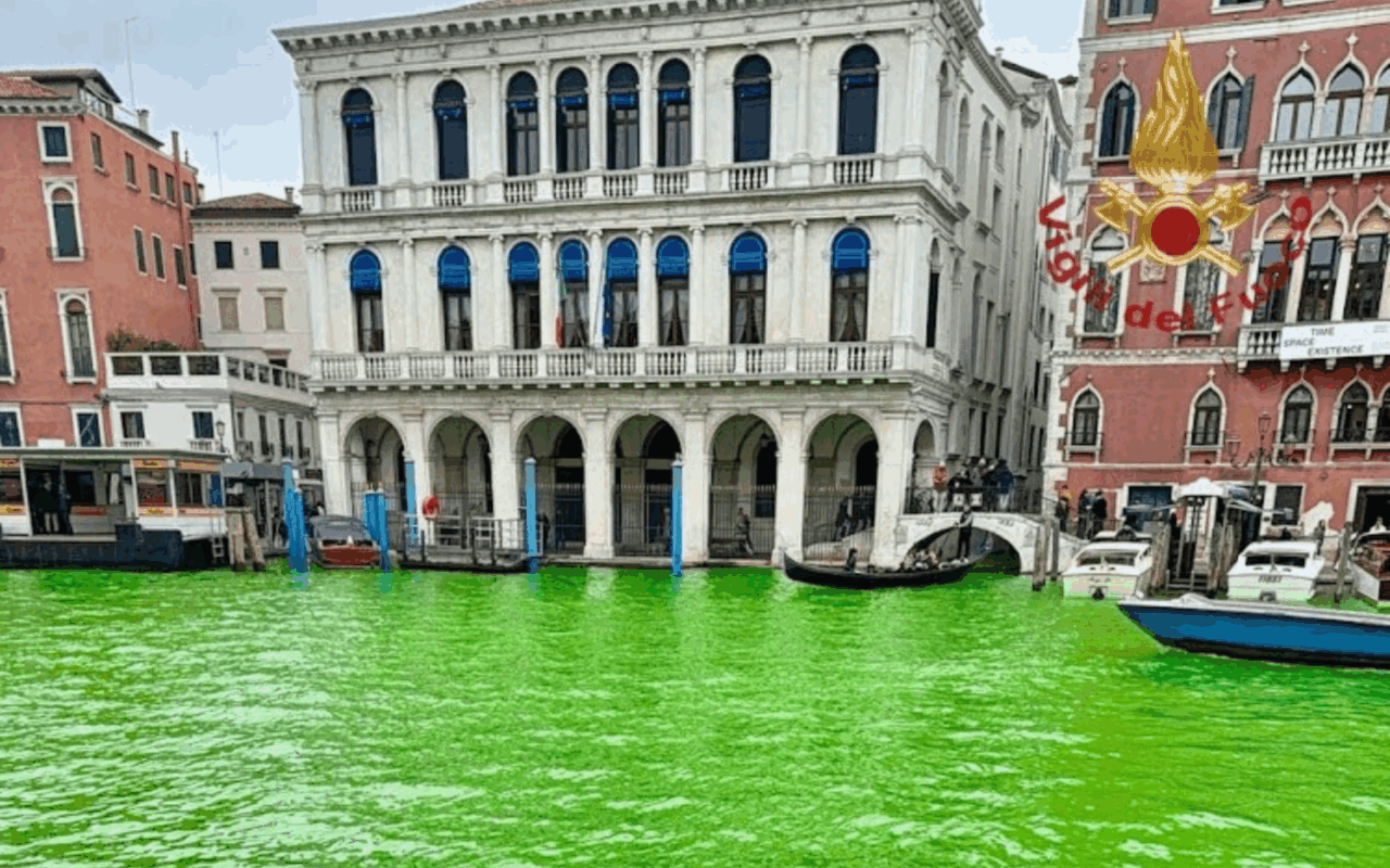 Il Canal Grande si “tinge” (per l’ennesima volta) di verde: indagini in corso