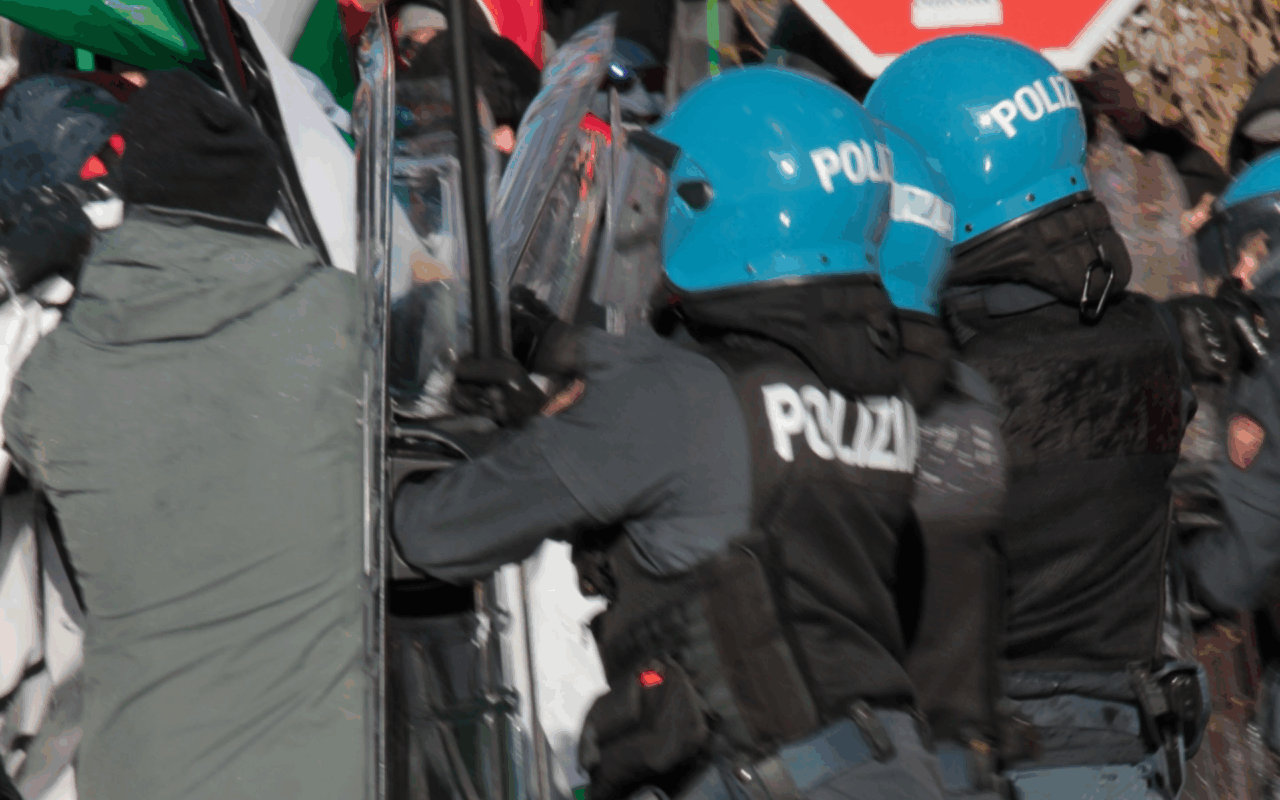 Protesta pro-Palestina davanti alla Leonardo, scontri con la polizia e idranti contro i manifestanti