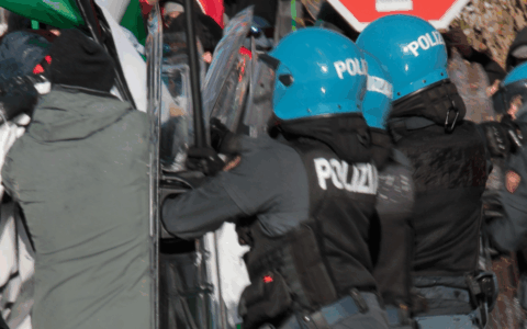 Protesta pro-Palestina davanti alla Leonardo, scontri con la polizia e idranti contro i manifestanti