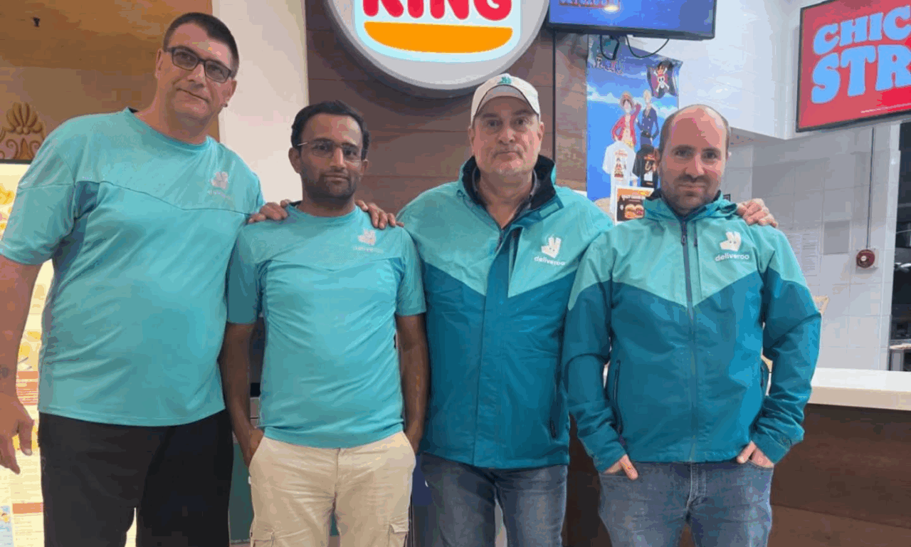 “È impossibile lavorare così”: rider Deliveroo in sciopero per raggio di consegna e paghe insufficienti