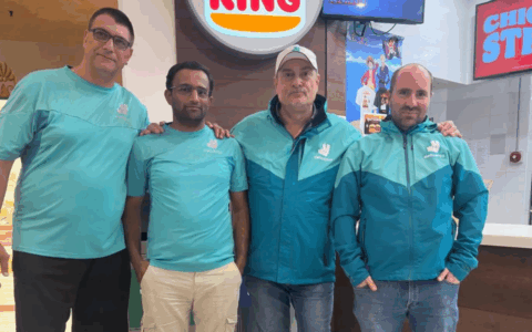 “È impossibile lavorare così”: rider Deliveroo in sciopero per raggio di consegna e paghe insufficienti