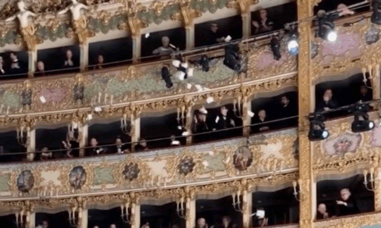 Inaugurazione stagione lirica alla Fenice di Venezia: protesta degli orchestrali contro la direzione e richiesta di dimissioni