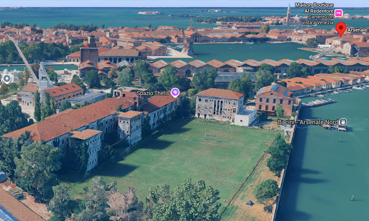 Cade da 6 metri nell’ex scuola sommergibilisti di Venezia: 17enne ricoverata in gravi condizioni