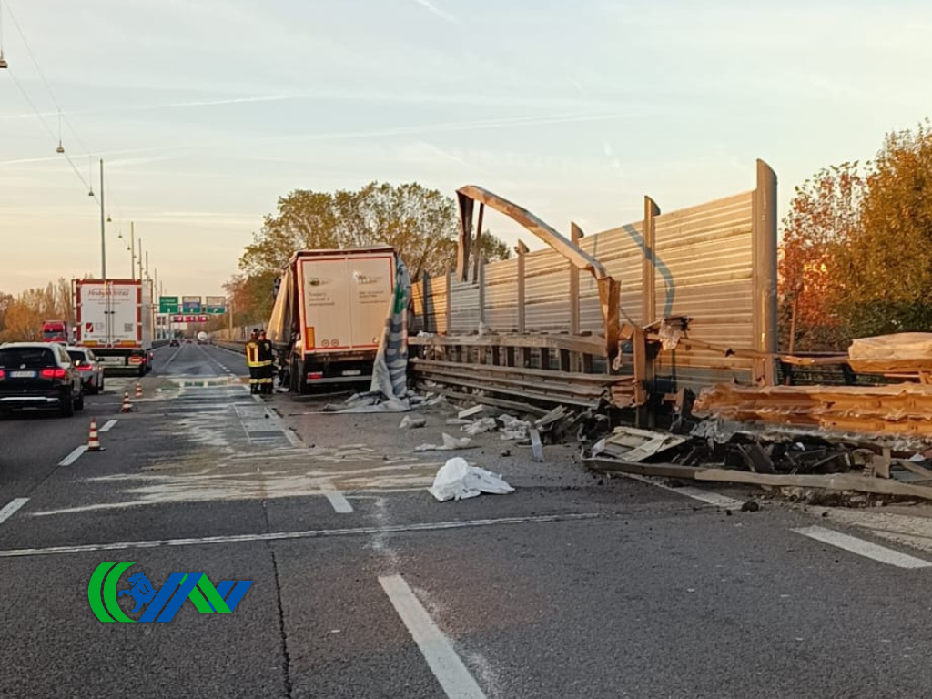 Tir si schianta contro le barriere laterali della Tangenziale di Mestre