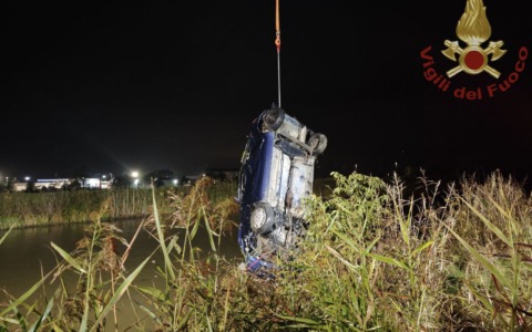Auto finisce nel canale Adigetto a Cavarzere, la conducente esce dal parabrezza