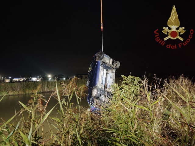 Auto finisce nel canale Adigetto a Cavarzere, la conducente esce dal parabrezza