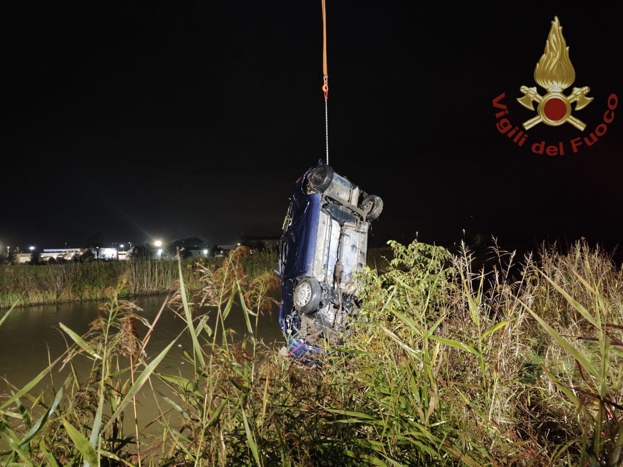 Auto finisce nel canale Adigetto a Cavarzere, la conducente esce dal parabrezza
