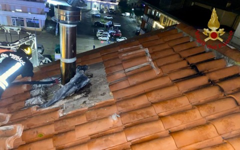 L’incendio della canna fumaria a Chioggia coinvolge anche il tetto della palazzina