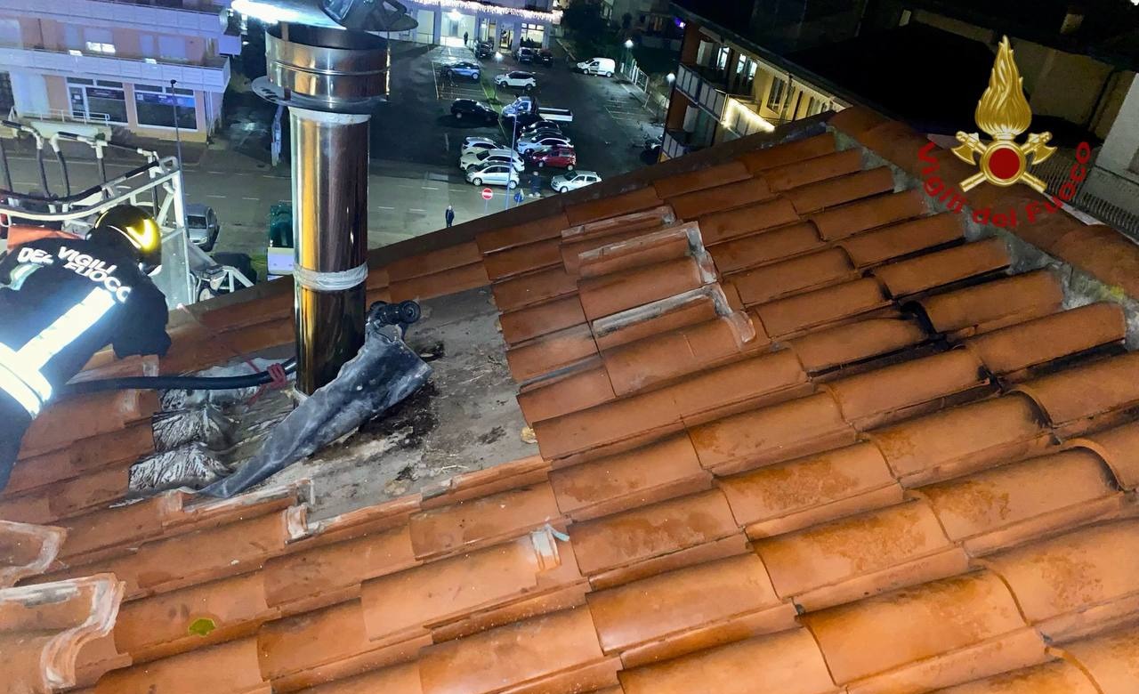 L’incendio della canna fumaria a Chioggia coinvolge anche il tetto della palazzina