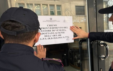 Sospeso già un mese fa, ma i problemi non finiscono: locale del Lido di Venezia chiuso ancora per 15 giorni