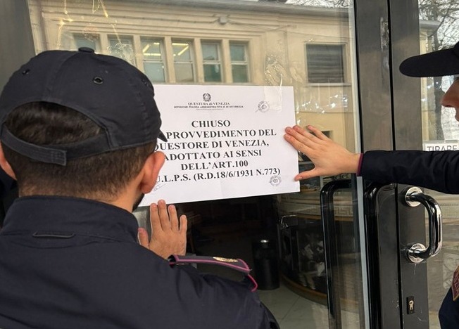 Sospeso già un mese fa, ma i problemi non finiscono: locale del Lido di Venezia chiuso ancora per 15 giorni