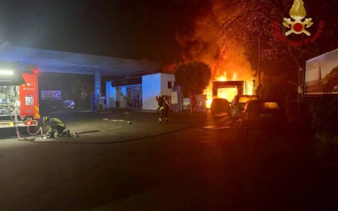 Incendio nell’autolavaggio a Mira: non è esclusa l’ipotesi di dolo