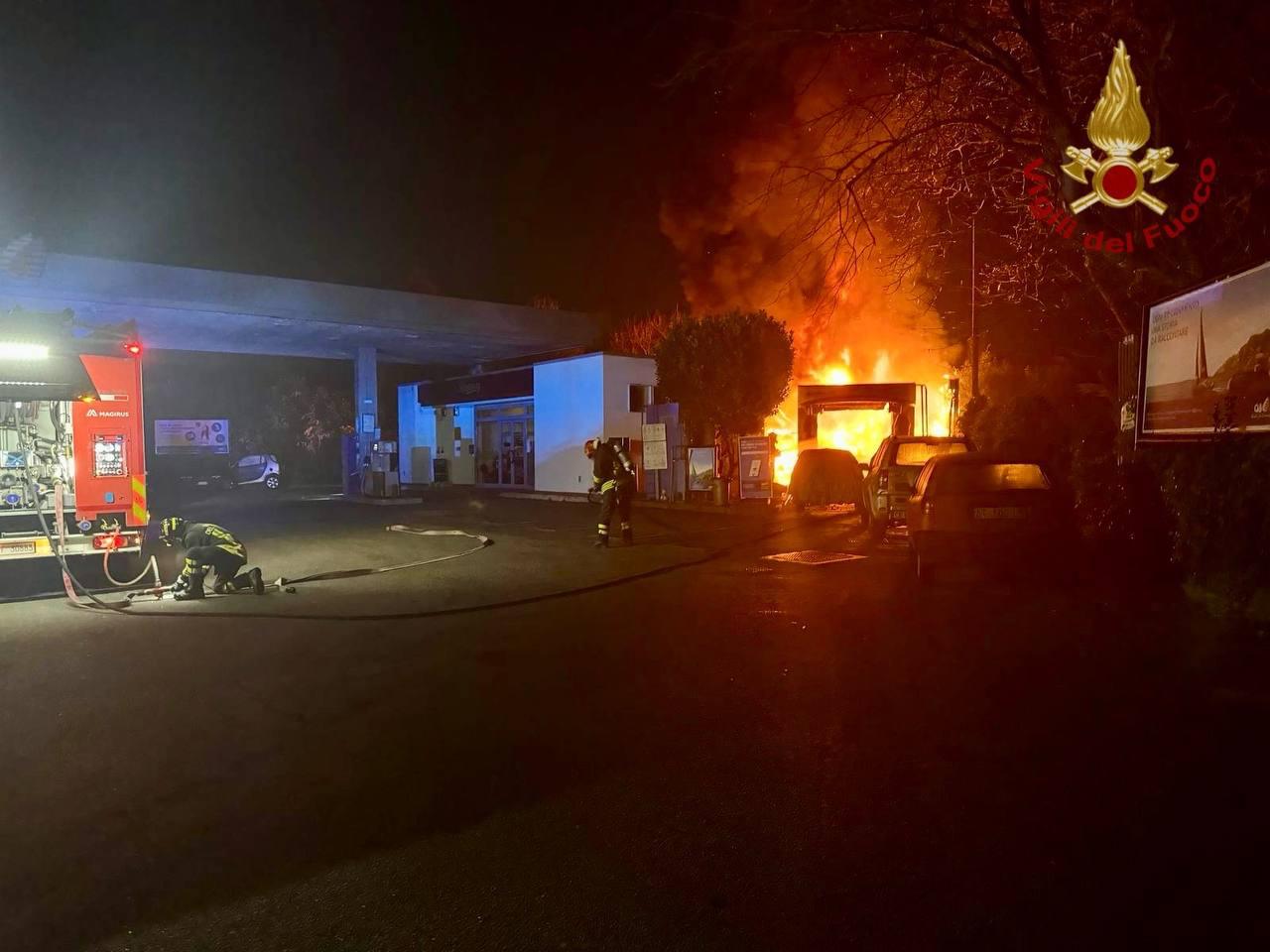 Incendio nell’autolavaggio a Mira: non è esclusa l’ipotesi di dolo