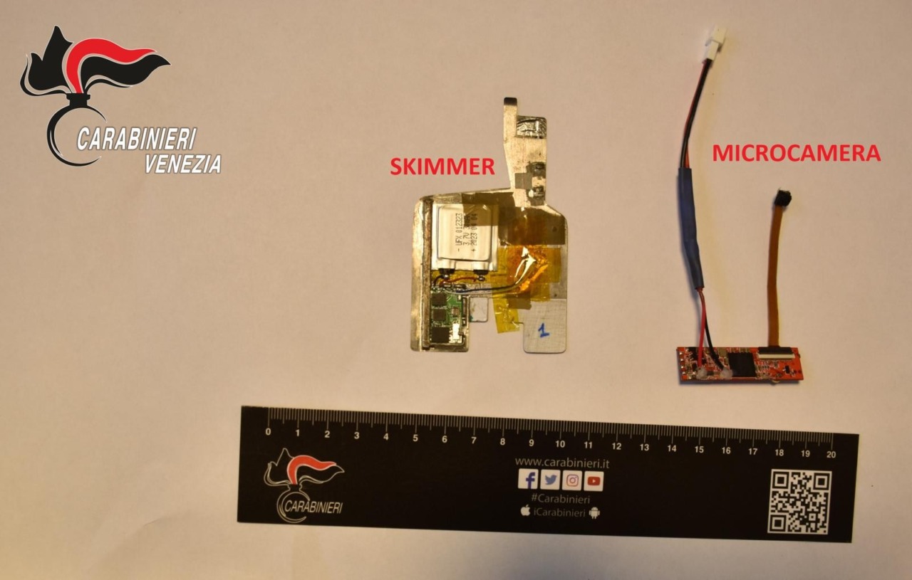 24enne fermato con skimmer per clonazione carte di credito e kit per manomettere i distributori di carburante