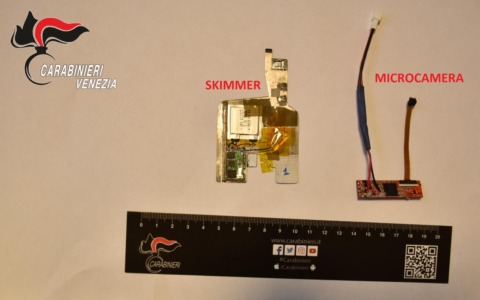 24enne fermato con skimmer per clonazione carte di credito e kit per manomettere i distributori di carburante