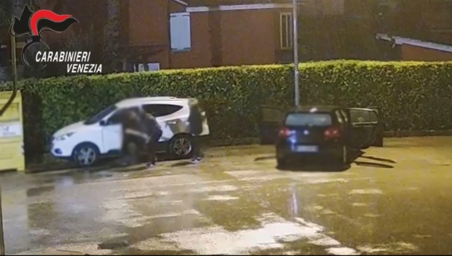 La banda di rapine e furti seriali: il video del pestaggio (con mazza) a Torre di Mosto