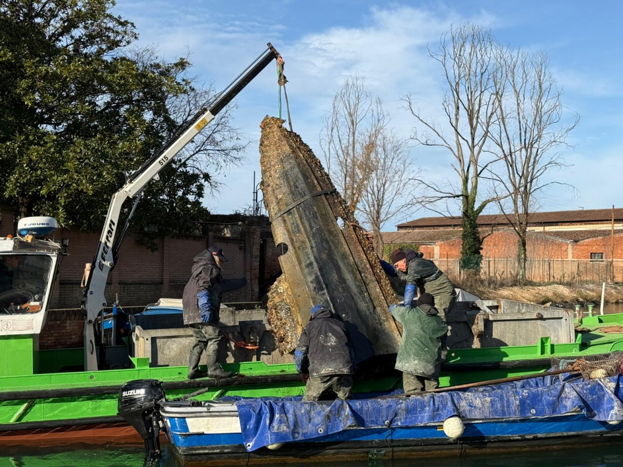 Cosa si “pesca” dai Canali di Venezia: recuperati 18 quintali di rifiuti dai gondolieri sub nel rio Santa Marta
