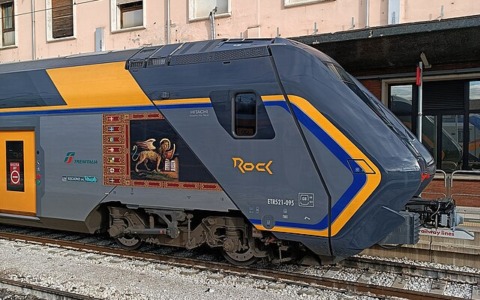 51enne si finge un capotreno e controlla i biglietti dei passeggeri, poi li deride sui social