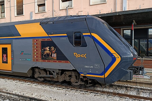 51enne si finge un capotreno e controlla i biglietti dei passeggeri, poi li deride sui social