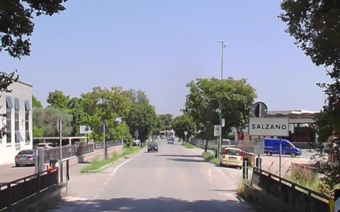 Incendio doloso a Salzano: due auto e un camper distrutti davanti a un’abitazione